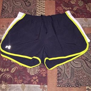 WMNS UNDER ARMOUR SHORTS